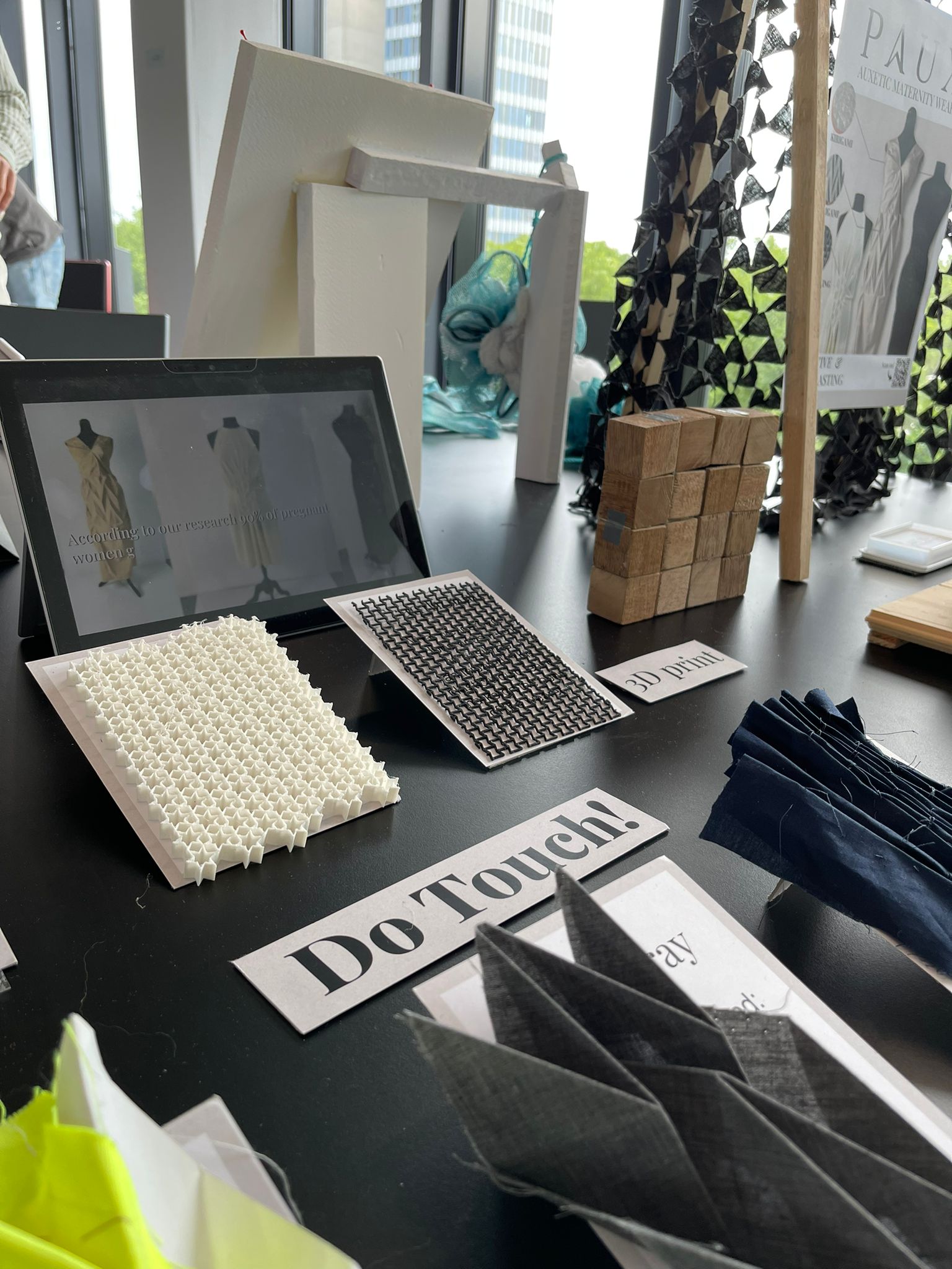 PAUX — Exhibition table with lattice structures and fabric experiments